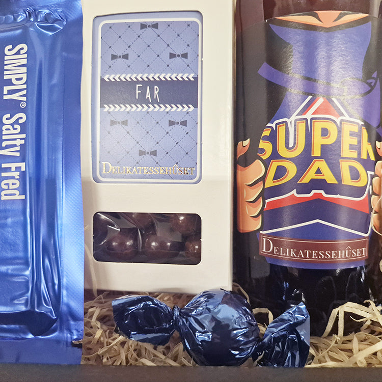 Gavekasse til fars dag med Super Dad specialøl, lakrids og chokolade delikatesser.