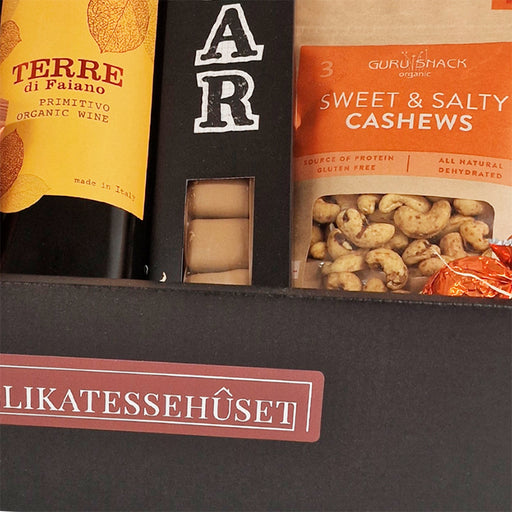 Gaveæske til fars dag med en god flaske italiensk rødvin, chips, lakrids og saltede cashewnødder. 