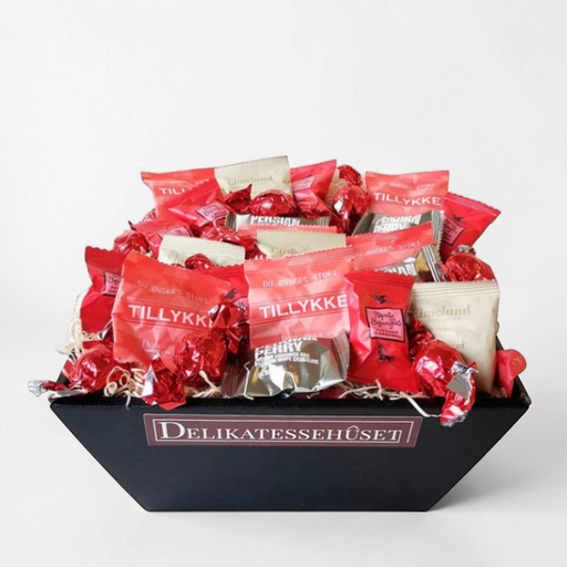 Send en sød tillykke-hilsen med denne gavekurv fyldt med frugtvingummi, chokoladetrøfler, chokoladedragerede nødder, enkeltindpakkede chokolader og chokoladekugler – inkl. personligt kort.