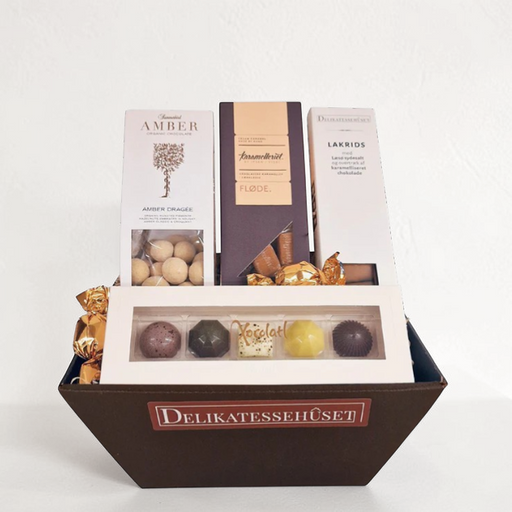 Gavekurv med fyldt dansk chokolade, håndlavede flødekarameller fra Karamelleriet, hasselnødder med Amber-chokolade fra Summerbird, lakrids med dulce-chokolade fra Bagsværd Lakrids og to chokoladekugler.