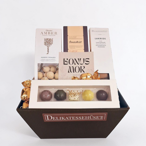 Flot gavekurv med søde sager til en sød bonus mor.