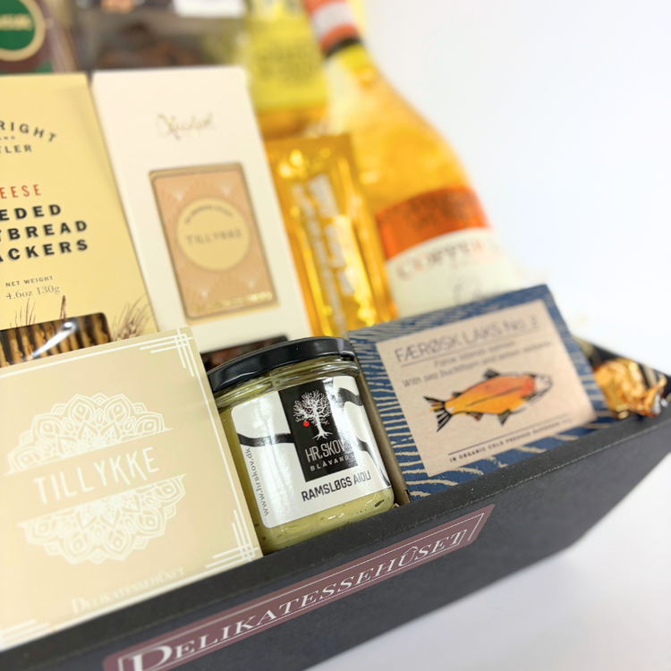 Tillykke gavekurv med Copper Lane hvidvin, FANGST laks, ramsløg aioli og søde specialiteter