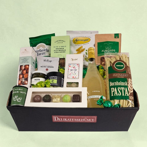 Flot grøn gavekurv med søde sager og danske specialiteter