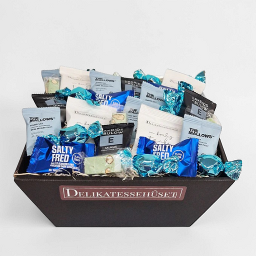 Gavekurv i blå farver fyldt med søde sager, lakrids og fransk nougat