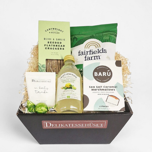 Sød lille gavekurv med forskellige velsmagende lækkerier