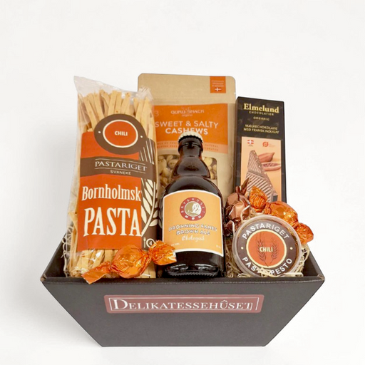 Gavekurv med dansk specialøl, økologisk Dronning Fanes Brown Ale, chili-pasta og pastapesto fra Pastariget på Bornholm, cashewnødder fra Guru Snack, chokoladeplade med flydende saltkaramel fra Elmelund Chocolatier og tre chokoladekugler.