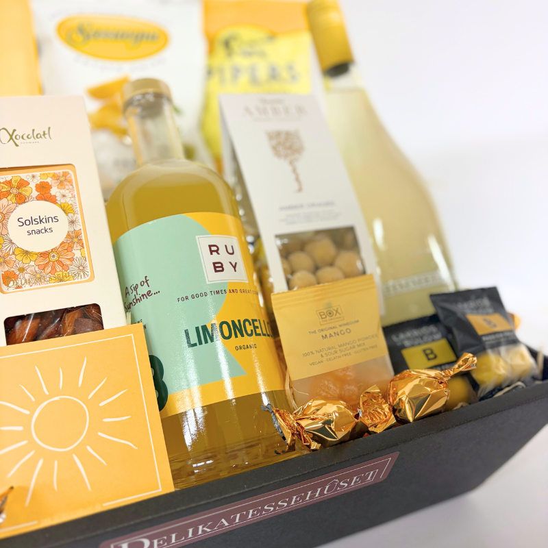 Stor sommerlig gavekurv med limoncello, lemonade og cava.
