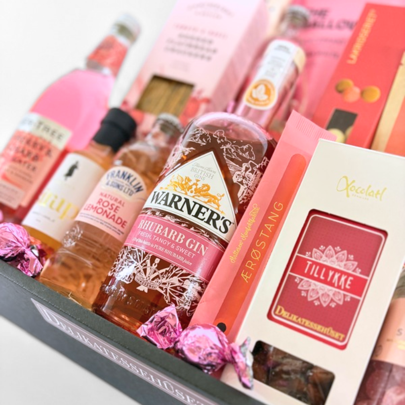 Stor pink gavekurv med Gin & tonic, søde lækkerier og salte delikatesser