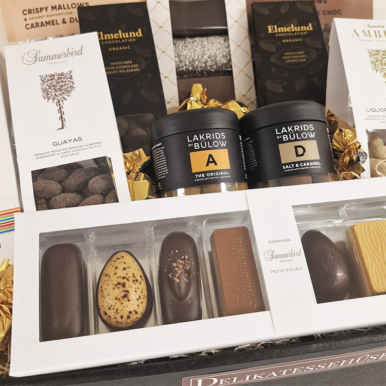 Stor gavekurv med chokolade, slik, lakrids, karameller m.m.