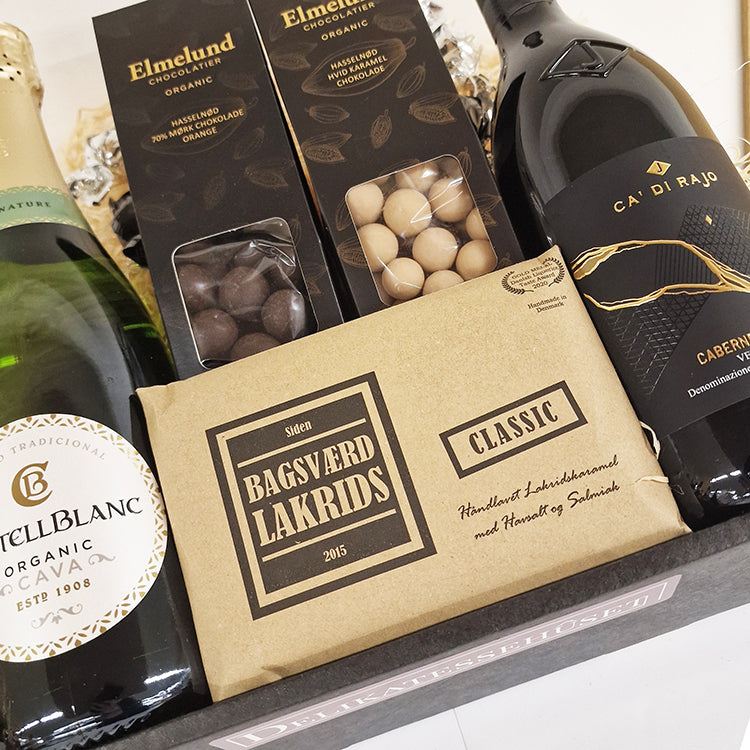 Gavekurv med Cava, rødvin, Bagsværd Lakrids og Elmelund chokolade til en eksklusiv vingave.