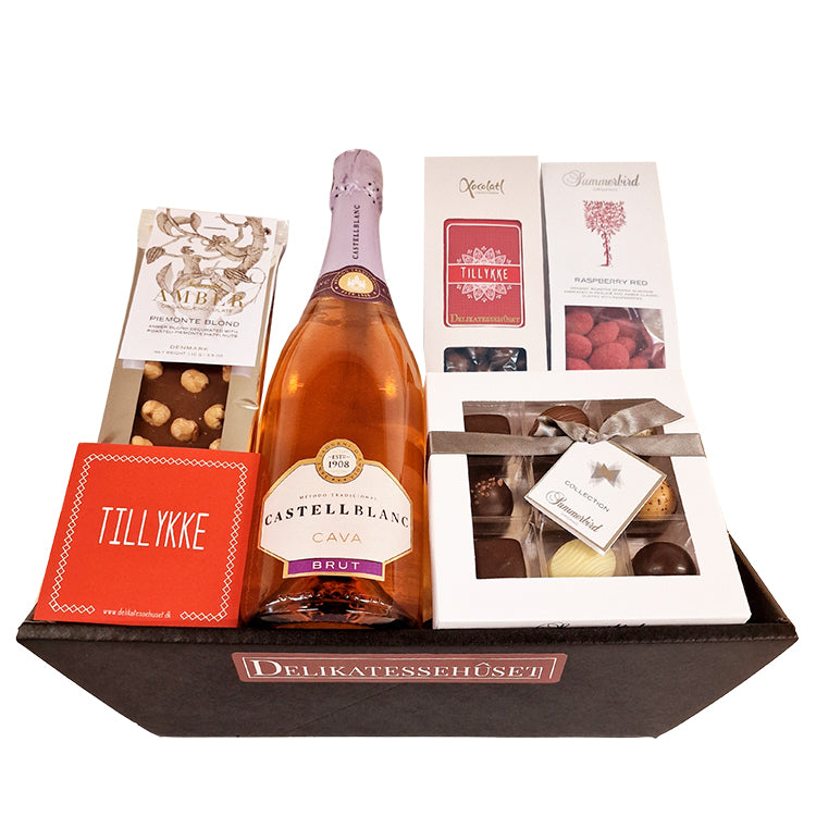 Gavekurv med Castellblanc rosé Cava, Summerbird chokolade og et rødt Tillykke kort.