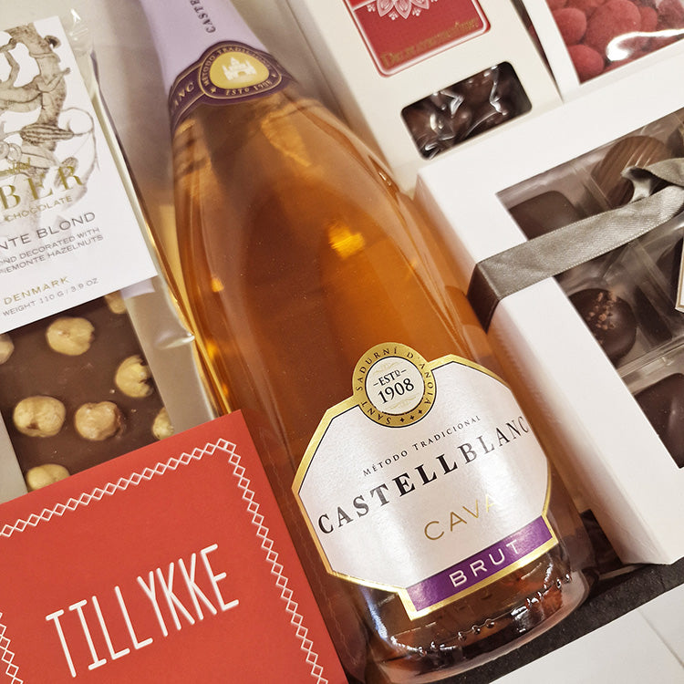 Luksus gavekurv med Cava Rosé bobler, Summerbird chokolade og et rødt Tillykke kort.