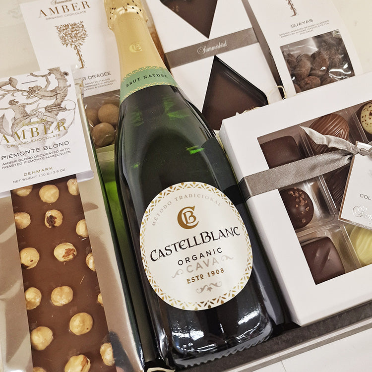 Gavekurv med økologisk Castellblanc Cava mousserende vin og eksklusiv Summerbird chokolade til festlige anledninger.