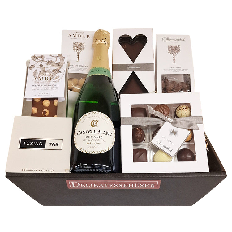 Eksklusiv gavekurv med økologisk Cava, Summerbird chokolade og et personligt kort med teksten Tusind Tak.