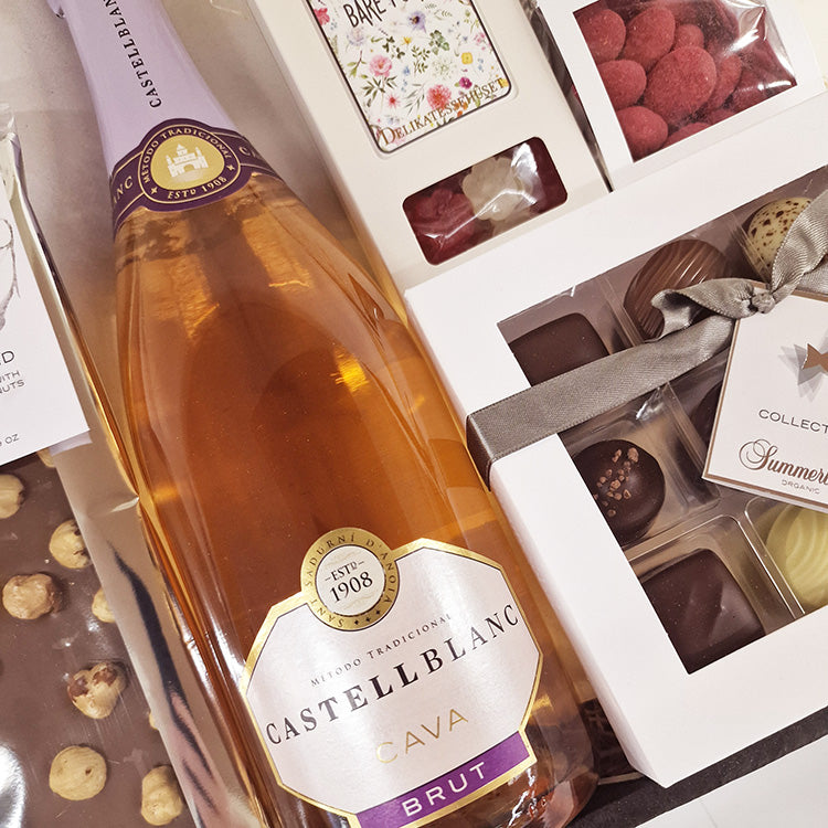 Gavekurv med Castellblanc Cava Rosé, Summerbird chokolade og eksklusive delikatesser til gavemodtagere.