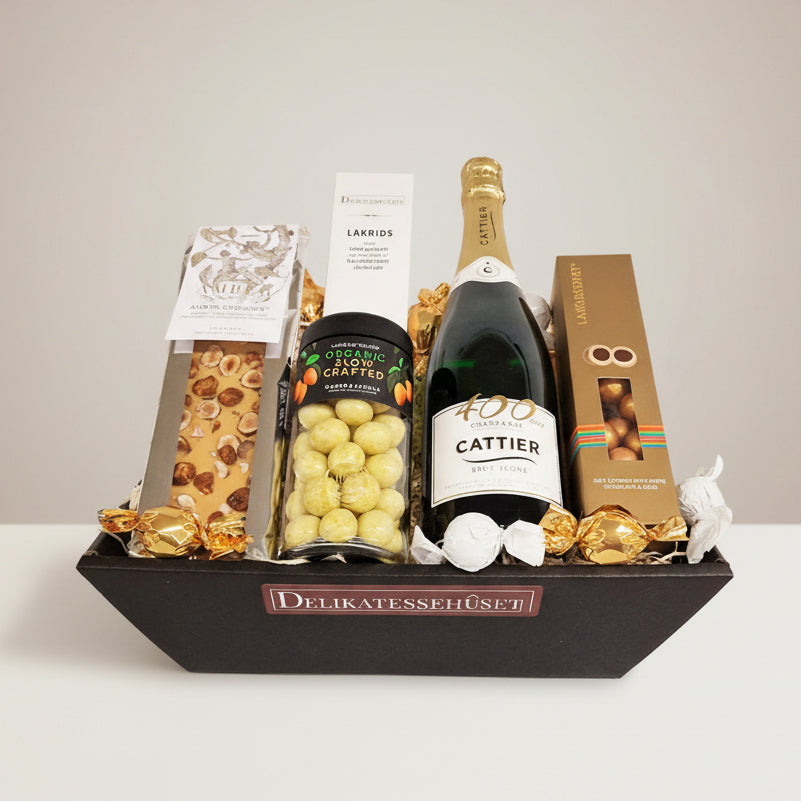 Eksklusiv gavekurv med Cattier Champagne, Bülow lakrids og chokolade fra Delikatessehuset.