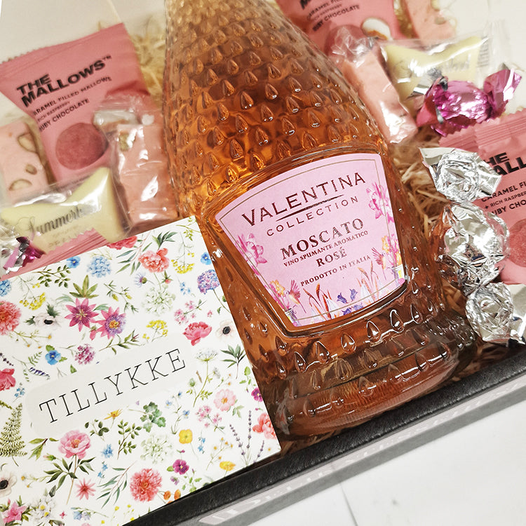 Gavekurv med Moscato Rosé, The Mallows og et personligt Tillykke kort til firmagave.