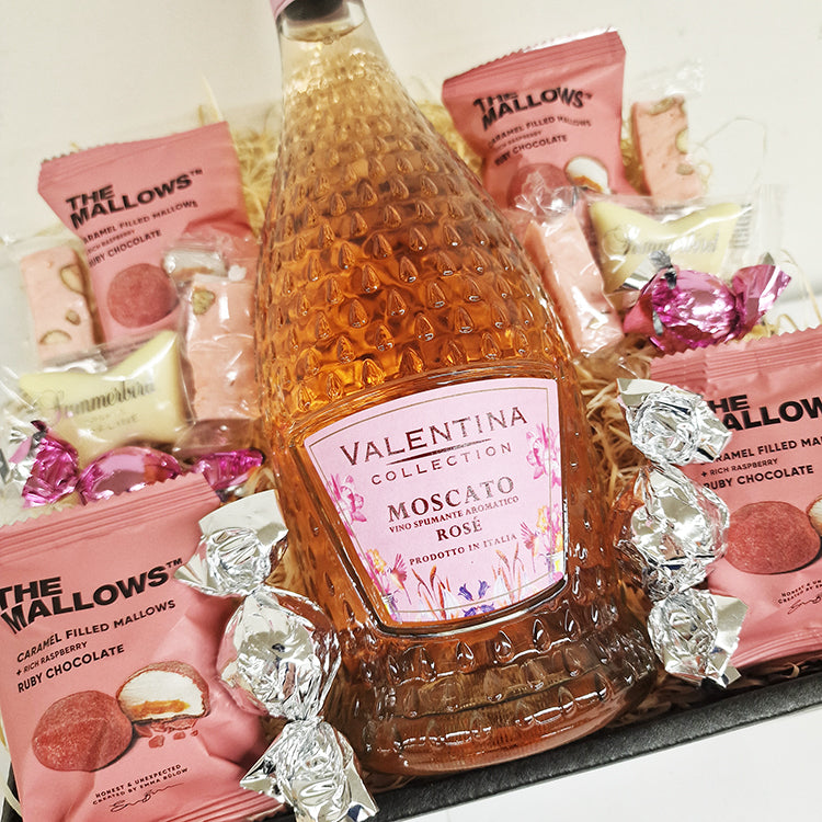 Gavekurv med Valentina Moscato Rosé, The Mallows skumfiduser og Summerbird chokolade til medarbejdere.