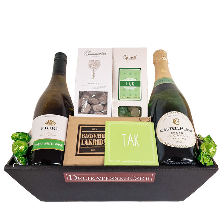 Gavekurv med hvidvin, cava, Summerbird chokolade og lakrids med et tak-kort fra Delikatessehuset.