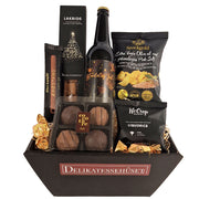 Julekurv med dansk juleøl, romkugler og dansk lakrids. Forkæl én du holder af med en lækker julehilsen. 