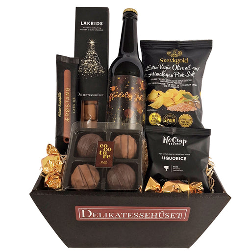 Julekurv med dansk juleøl, romkugler og dansk lakrids. Forkæl én du holder af med en lækker julehilsen. 