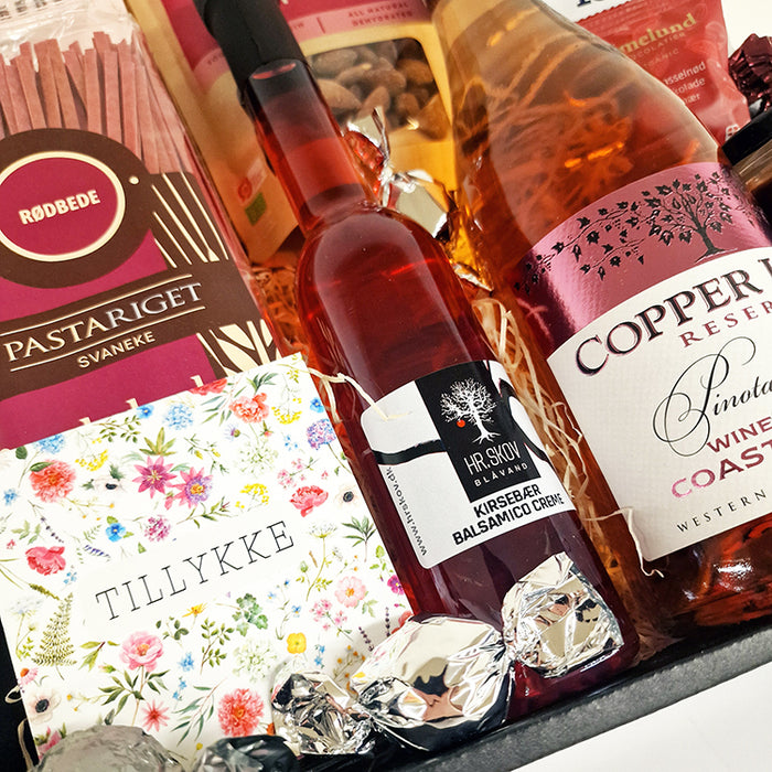 Gavekurv - sig 'Tillykke' med sydafrikansk Rosé og danske specialiteter