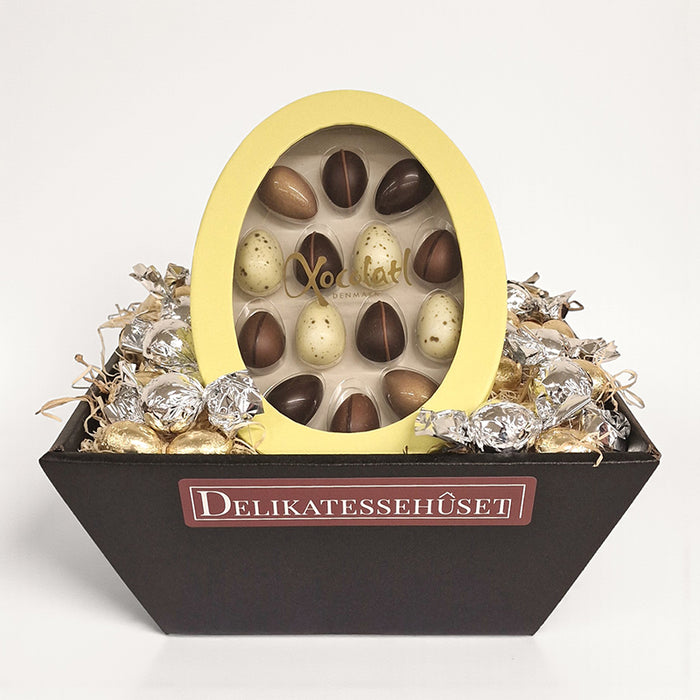 Påske gavekurv med fyldte påskeæg og chokoladekugler