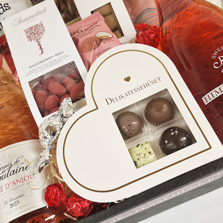 Gavekurv med rose lemonade, chokolade og Summerbird mandler fra Delikatessehuset.