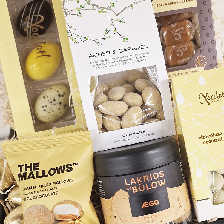Gavekurv med påskelækkerier som chokoladepåskeæg fra Xocolatl, Lakrids by Bülow og The Mallows skumfiduser.