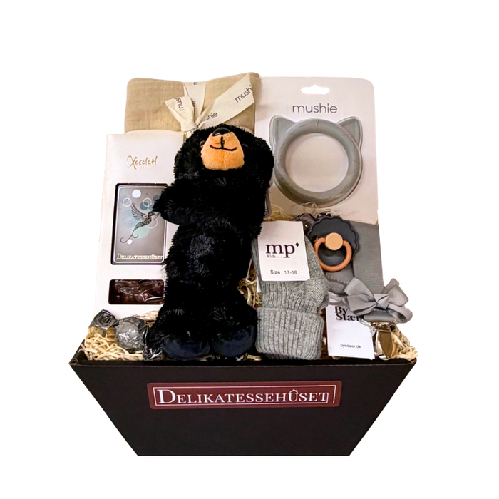 Sød barselsgave fyldt med blød bamse, suttesnor, bidering, kiksekugler og chokoladekugler