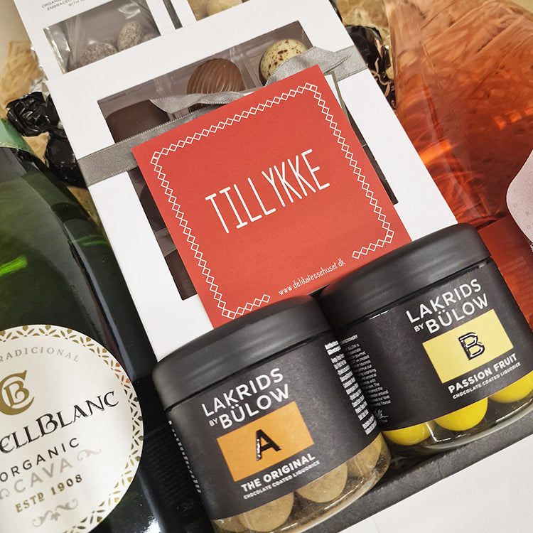 Gavekurv med bobler, Summerbird chokolade, Lakrids by Bülow og et rødt Tillykke kort.