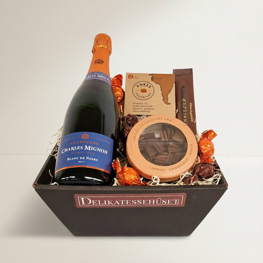 Eksklusiv gavekurv med champagne, konfekt og smagfuld chokolade