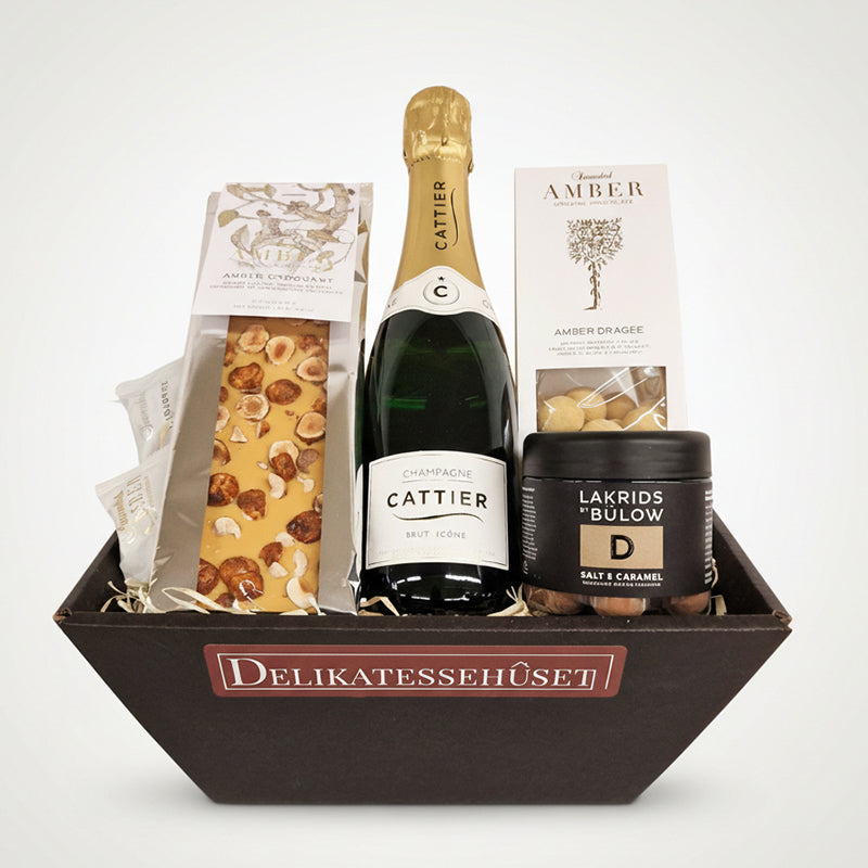 Gavekurv med Cattier Champagne, Summerbird chokolade og Lakrids by Bülow fra Delikatessehuset.