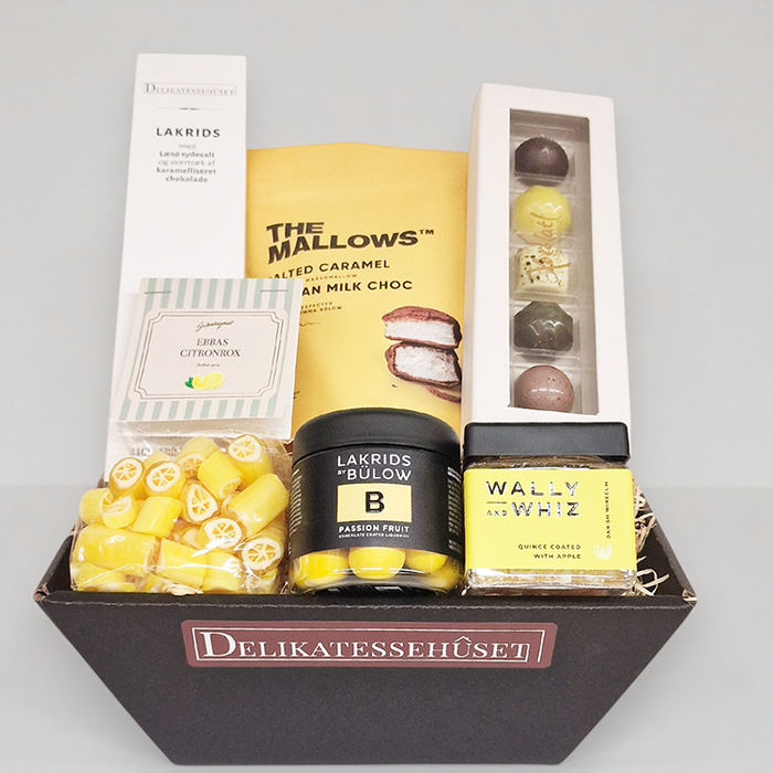 Gavekurv med lakrids, vingummi, chokolade, skumfiduser og bolsjer