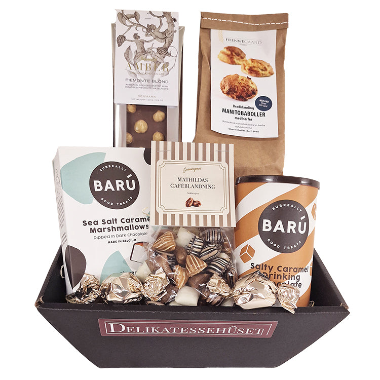 Gavekurv med Manitoba boller, Summerbird chokolade, Baru varm kakao og lækre marshmallows fra Delikatessehuset.