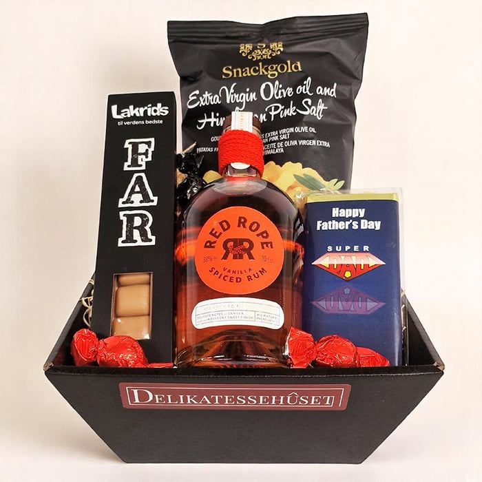 Til alle de rom-elskende fædre derude!&nbsp;

Det her er kurven, de vil blive glade for at få. Den indeholder nemlig en flaske af vores populære Red Rope Vanilla Spiced Liquor. Den er blød, rund og fyldig og den har en delikat sødme.