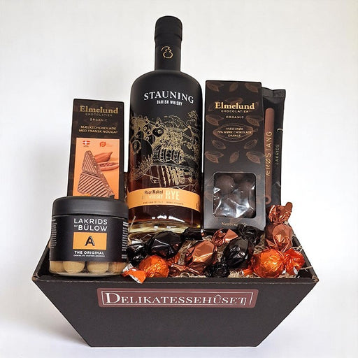Send en lækker gavekurv med

Stauning Whisky RYE &amp; lækkerier

Om Stauning Whisky:

Man kan kalde den en slags flydende friskbagt dansk rugbrød. En dansk Rye whisky med en mørk og ristet duft og en dejlig intens eftersmag og noter af moden frugt.