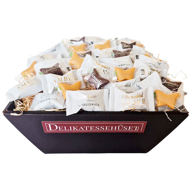 Gavekurv fra Delikatessehuset fyldt med enkeltindpakkede chokolader og flowpacks fra Summerbird Organic.