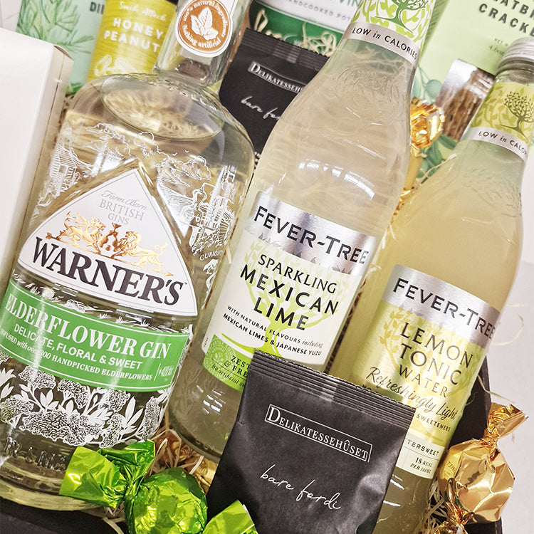 Flot gin og tonic gavekurv med hyldeblomst gin fra Warners Destillry, samt Fever Tree tonic og masser krydrede snacks