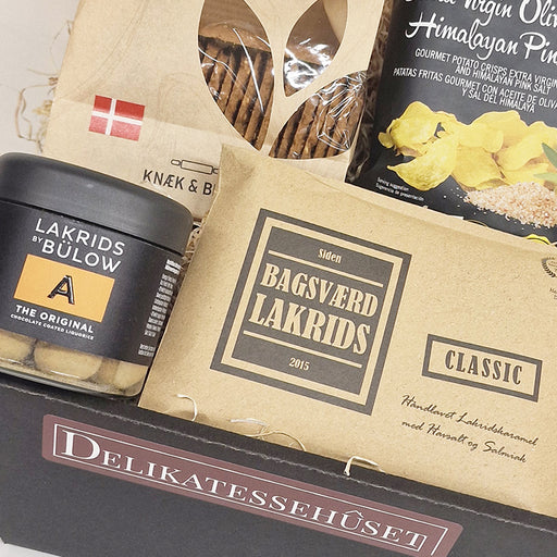 Lille gavekurv med danske delikatesser, heriblandt Lakrids by Bülow, Basværd Lakrids, chips og knækbrød.