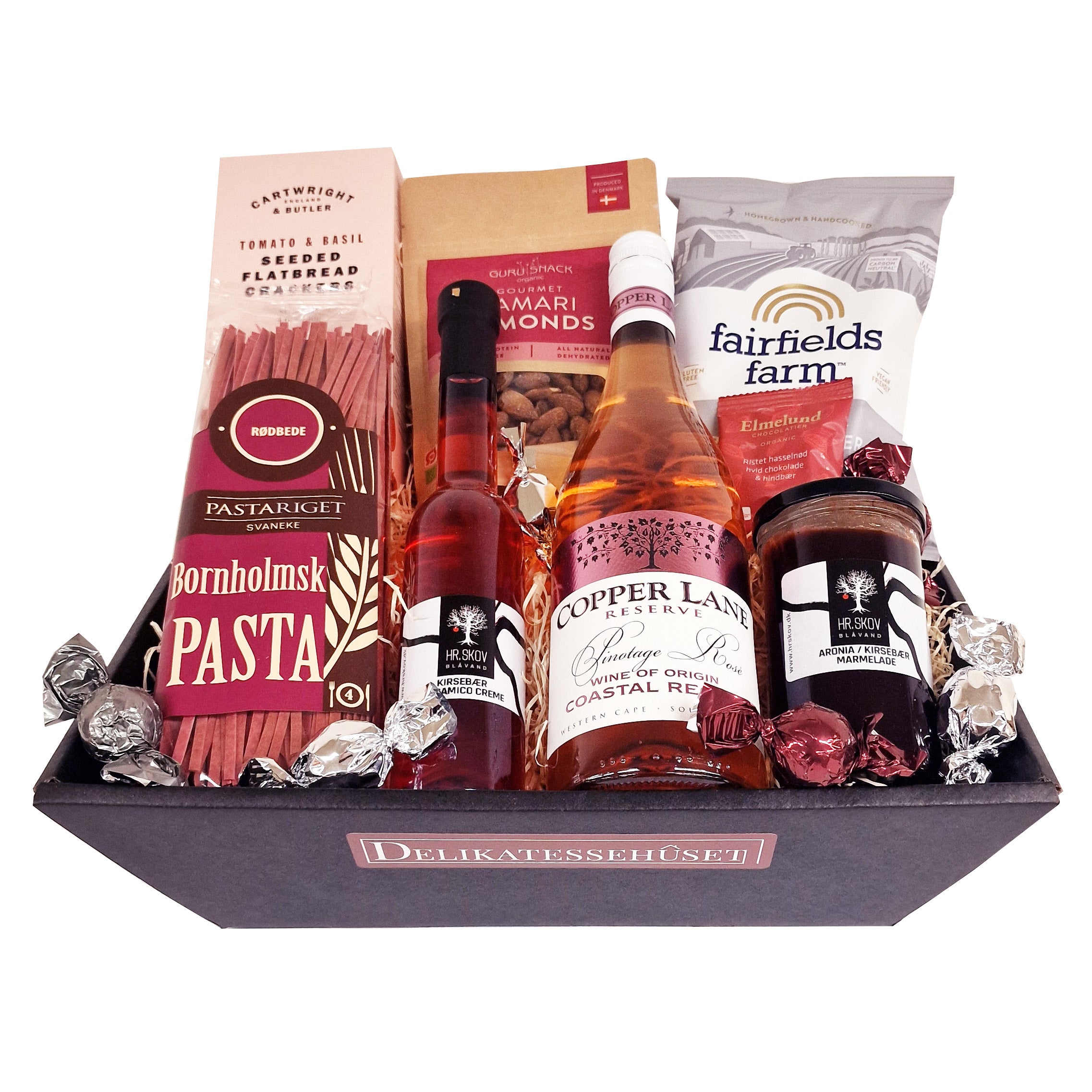 Gavekurv med rosévin, Bornholmsk pasta, snacks og delikatesser fra Delikatessehuset til firmagaver.