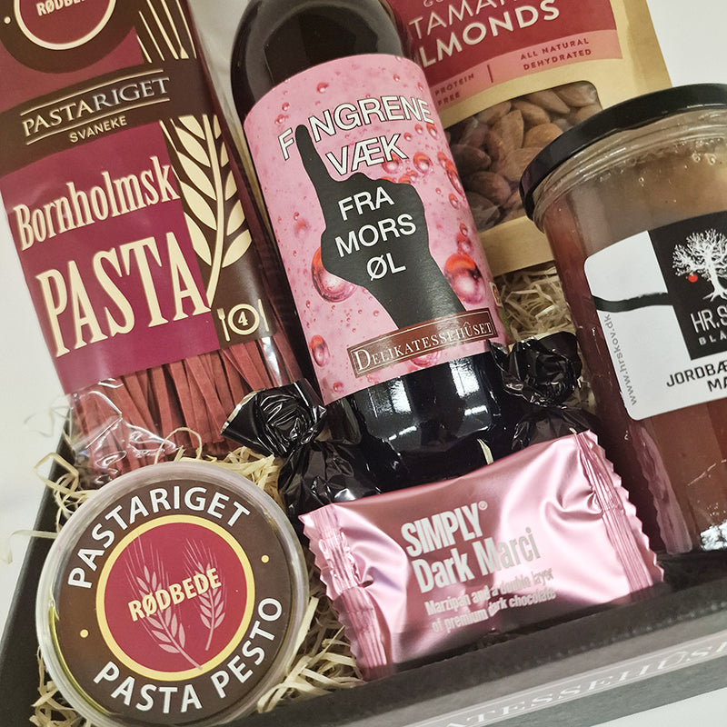 Lille gavekurv med mor øl, pasta og pesto, mandler og marmelade til morsdag