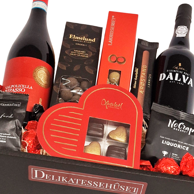 Eksklusiv julekurv med Valpolicella Ripasso, Dalva portvin, chokolade og lakrids fra Delikatessehuset.