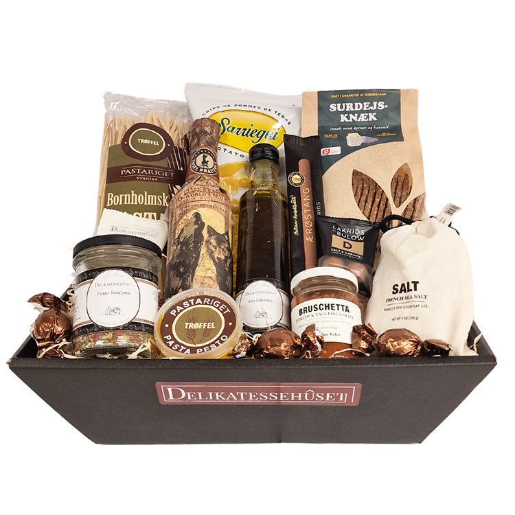 Gavekurv med danske specialiteter, bl.a. pasta, pesto, knækbrød, salt, bruschetta, krydderolie m.m.