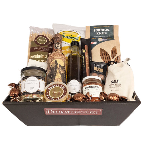 Gavekurv med danske specialiteter, bl.a. pasta, pesto, knækbrød, salt, bruschetta, krydderolie m.m.