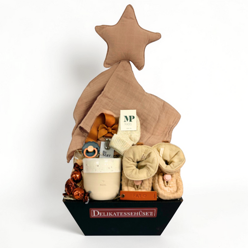 Gavekurv til nybagte far med keramikkrus, lædernøglering og lækre sager til baby