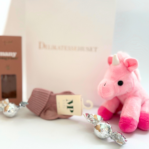 Barselsgavepose med udvalgte produkter til nyfødt babypige, perfekt som kærlig overraskelse til nybagte forældre.