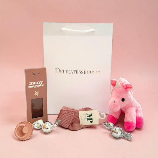 Fin og gennemtænkt gavepose til nyfødt babypige, en kærlig tanke til nybagte forældre ved barsel eller babyshower.