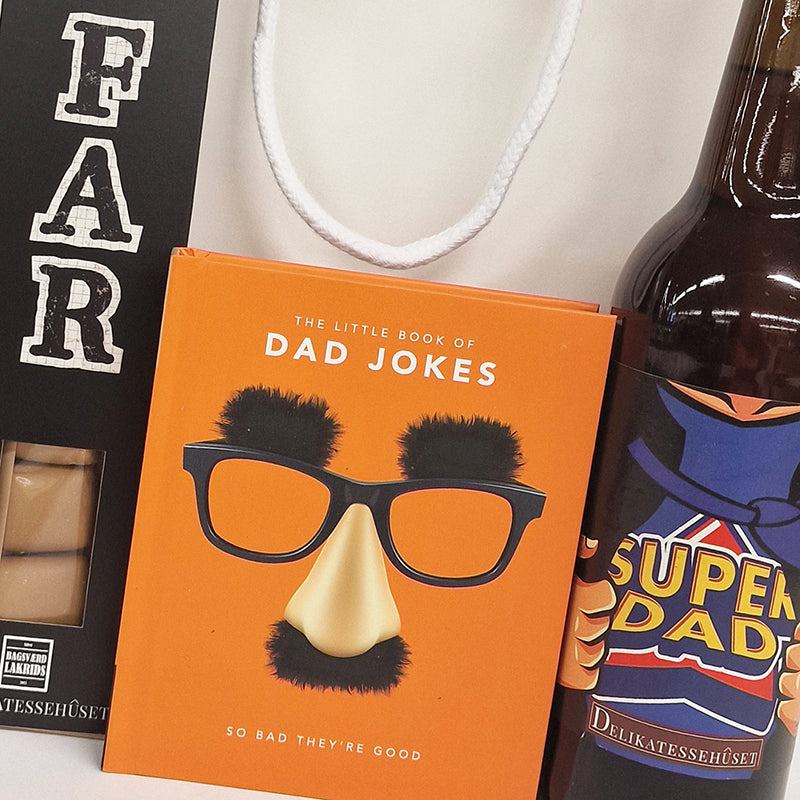 Gavepose til Fars dag med forskellige danske specialiteter og en lille bog fyldt med DAD jokes.