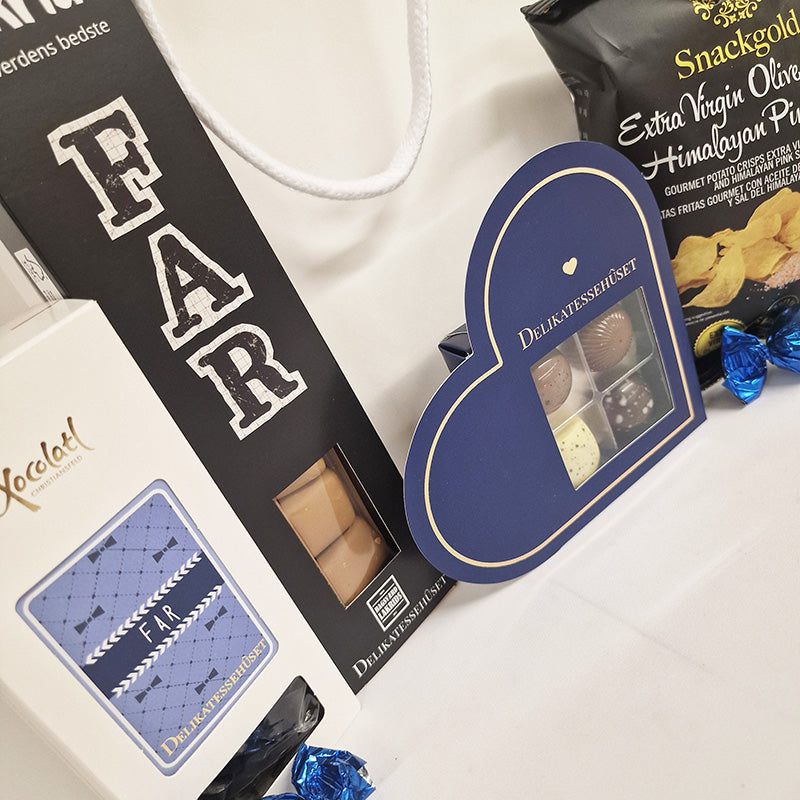 Gavepose med lakrids, chokolade og chips. En sød gave til din far på Fars dag.